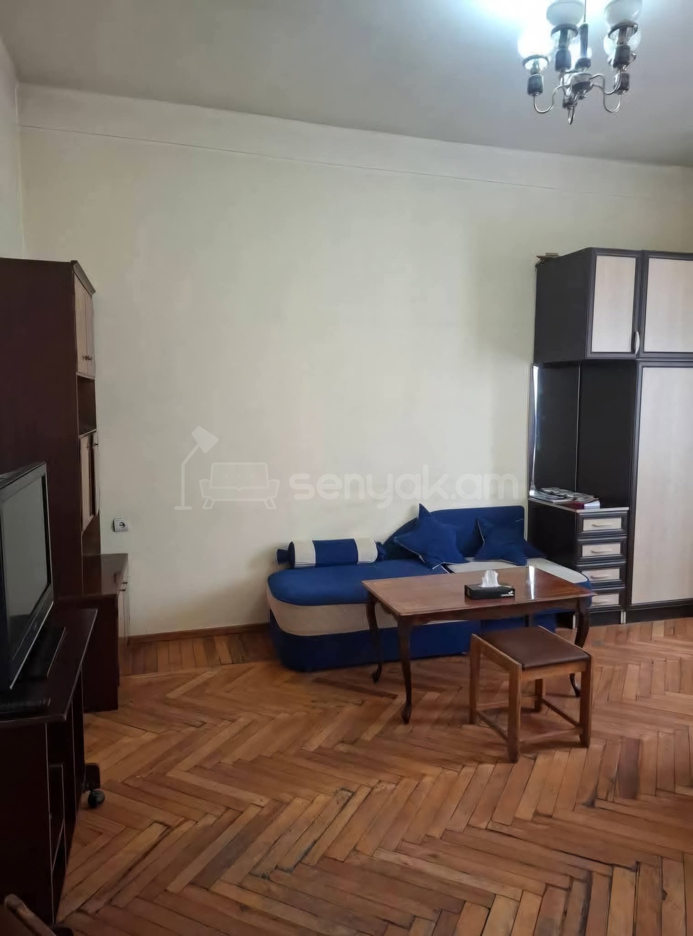 1 Սենյականոց Բնակարան Քարե Շենքում, 42քմ, 5/5 հարկ, Նորմալ Վիճակում, Կահավորված