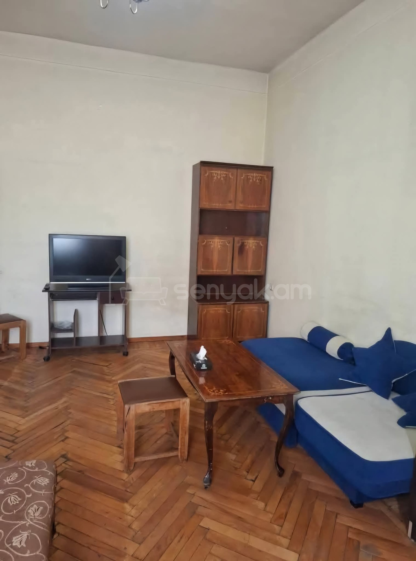 1 Սենյականոց Բնակարան Քարե Շենքում, 42քմ, 5/5 հարկ, Նորմալ Վիճակում, Կահավորված