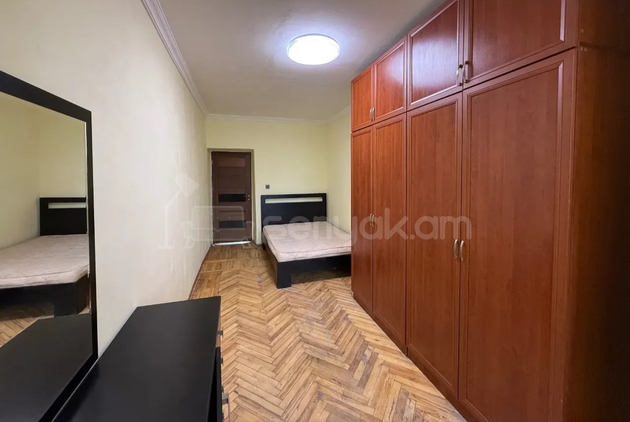 3 Սենյականոց Բնակարան Քարե Շենքում, 72քմ, 4/4 հարկ, Նորմալ Վիճակում, Կահավորված