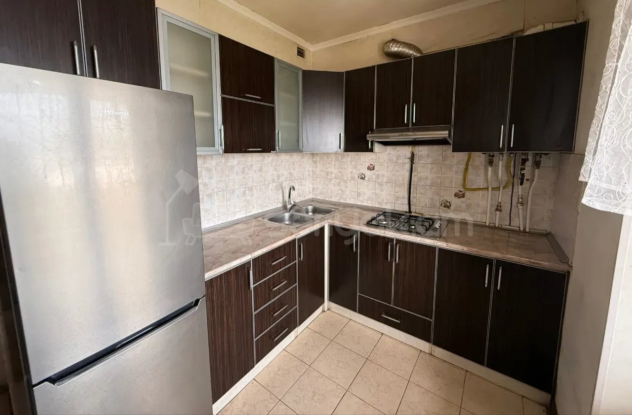 3 Սենյականոց Բնակարան Քարե Շենքում, 72քմ, 4/4 հարկ, Նորմալ Վիճակում, Կահավորված