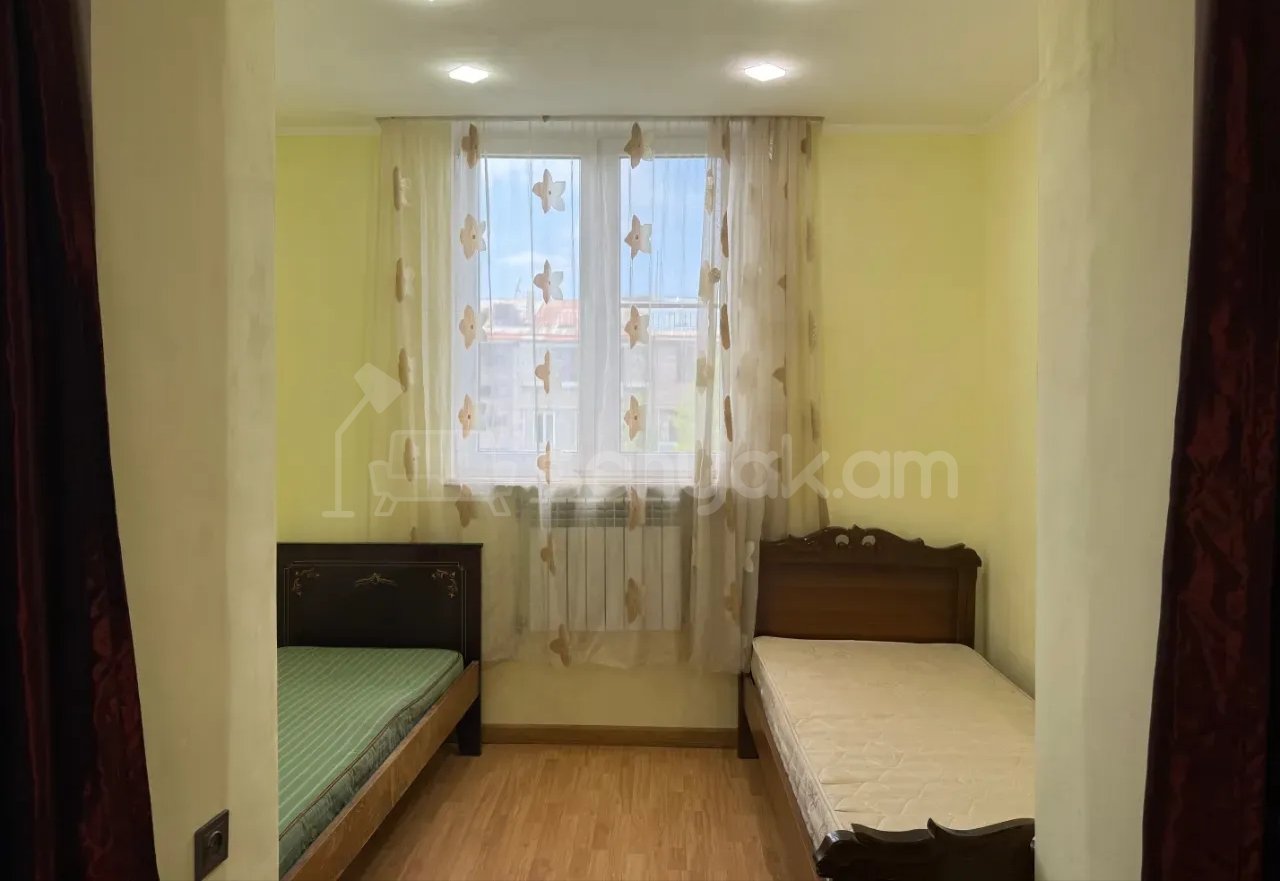 3 Սենյականոց Բնակարան Քարե Շենքում, 72քմ, 4/4 հարկ, Նորմալ Վիճակում, Կահավորված