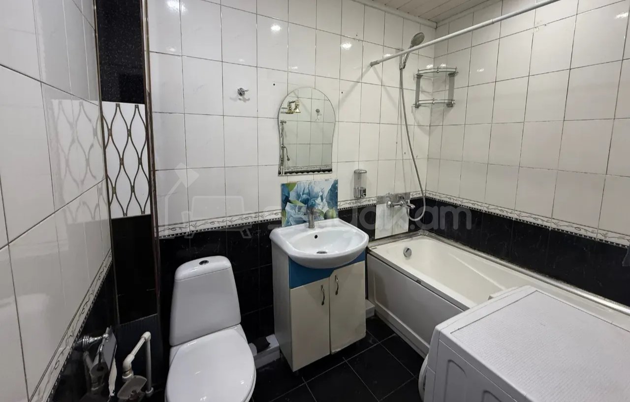 3 Սենյականոց Բնակարան Քարե Շենքում, 72քմ, 4/4 հարկ, Նորմալ Վիճակում, Կահավորված