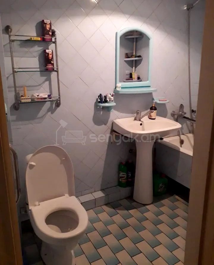 5 Սենյականոց Բնակարան Քարե Շենքում, 130քմ, 3/5 հարկ, Կապիտալ Վերանորոգված