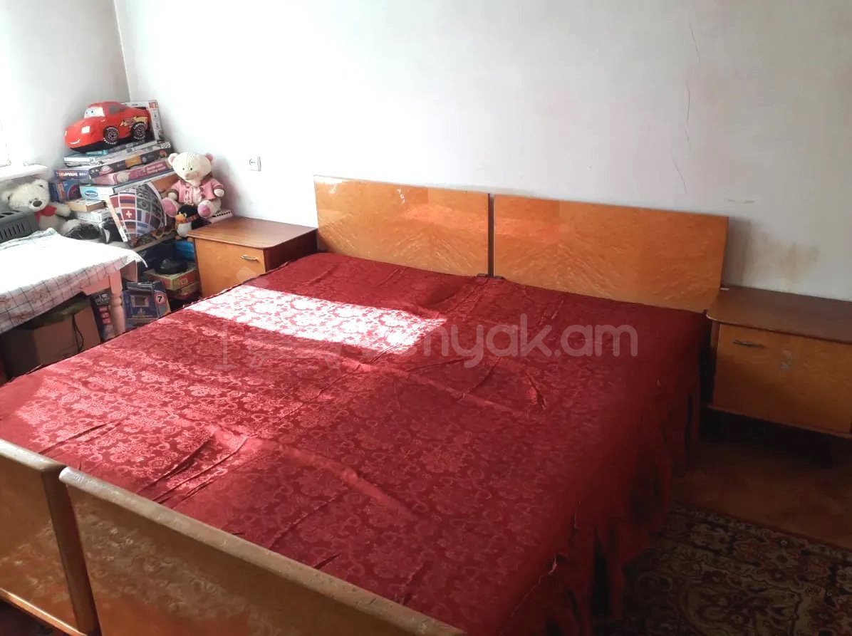 5 Սենյականոց Բնակարան Քարե Շենքում, 130քմ, 3/5 հարկ, Կապիտալ Վերանորոգված