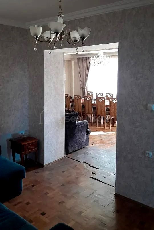 5 Սենյականոց Բնակարան Քարե Շենքում, 130քմ, 3/5 հարկ, Կապիտալ Վերանորոգված