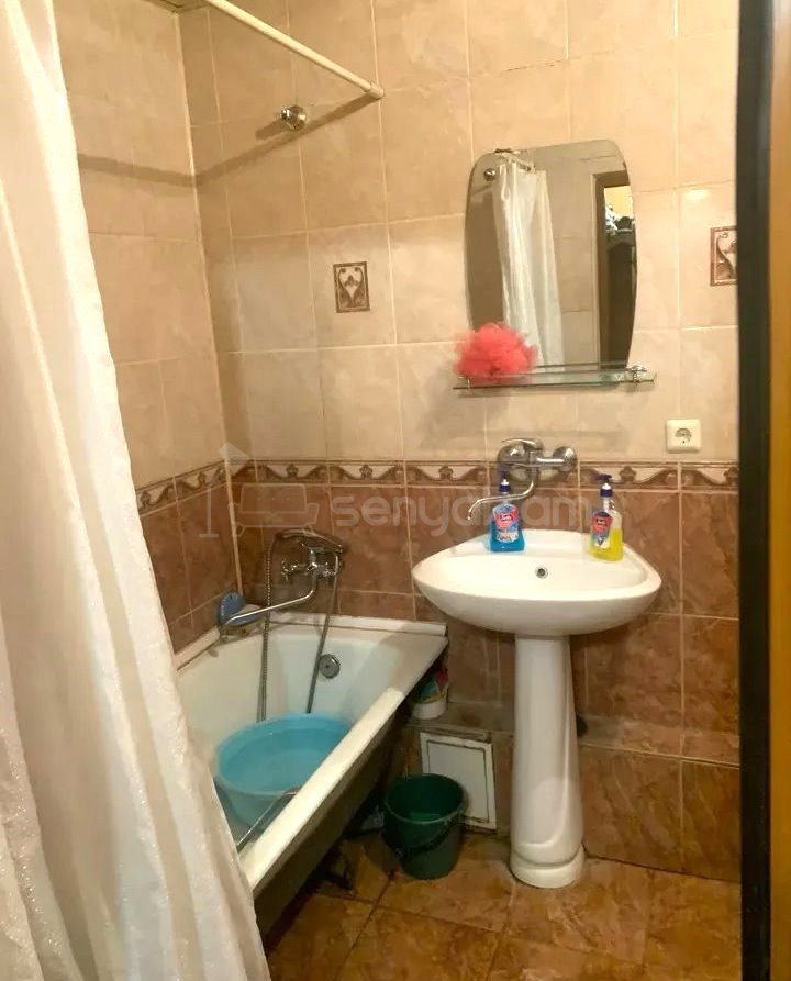 5 Սենյականոց Բնակարան Քարե Շենքում, 102քմ, 2/5 հարկ, Կապիտալ Վերանորոգված