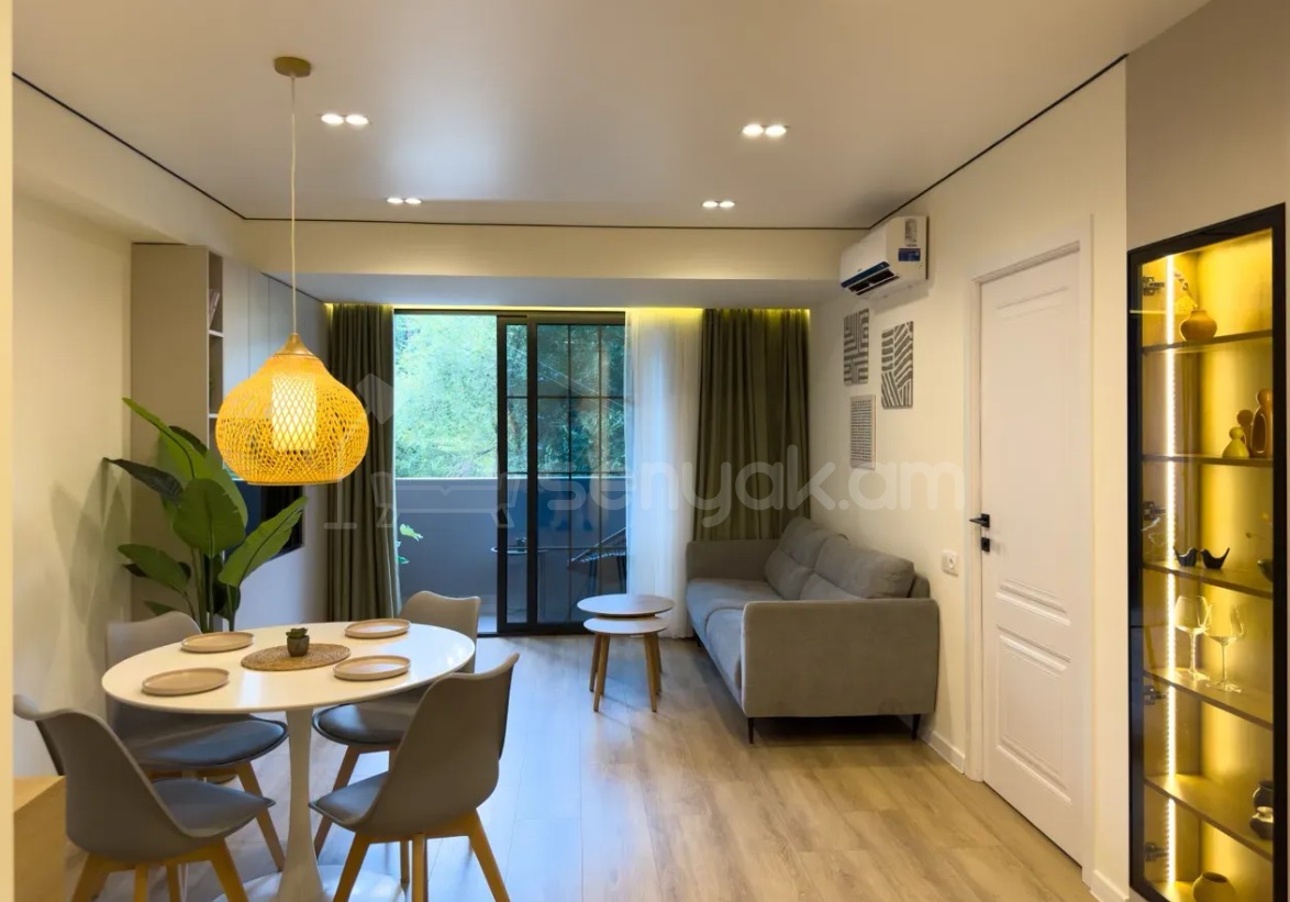 2 Սենյականոց Բնակարան, 50քմ, 3/10 հարկ, Դիզայներական Վերանորոգված, Կահավորված, Արևկող