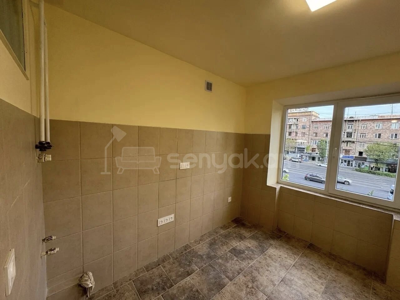 2 Սենյականոց Բնակարան Քարե Շենքում, 31քմ, 3/5 հարկ, Նորմալ Վիճակում