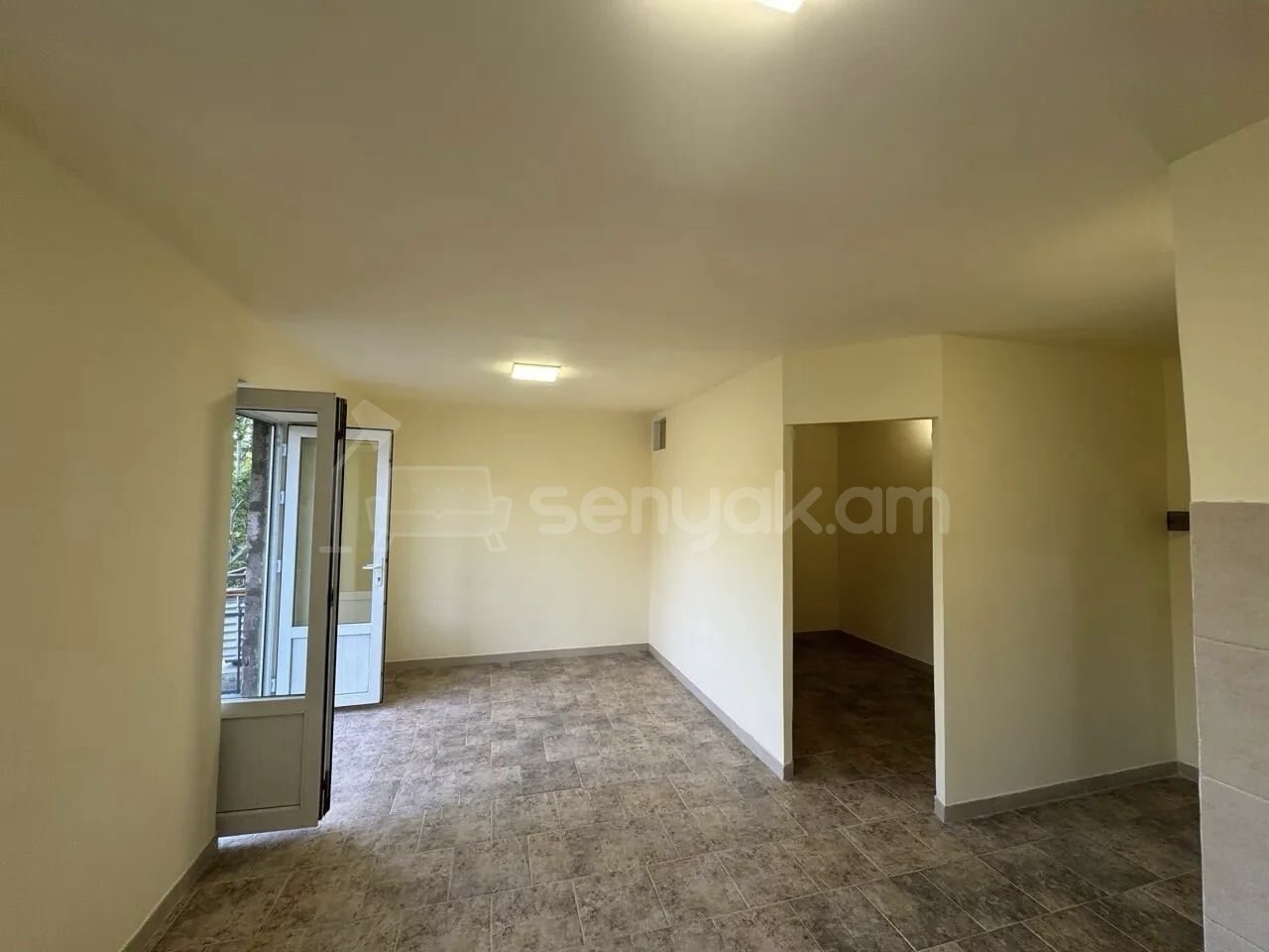 2 Սենյականոց Բնակարան Քարե Շենքում, 31քմ, 3/5 հարկ, Նորմալ Վիճակում