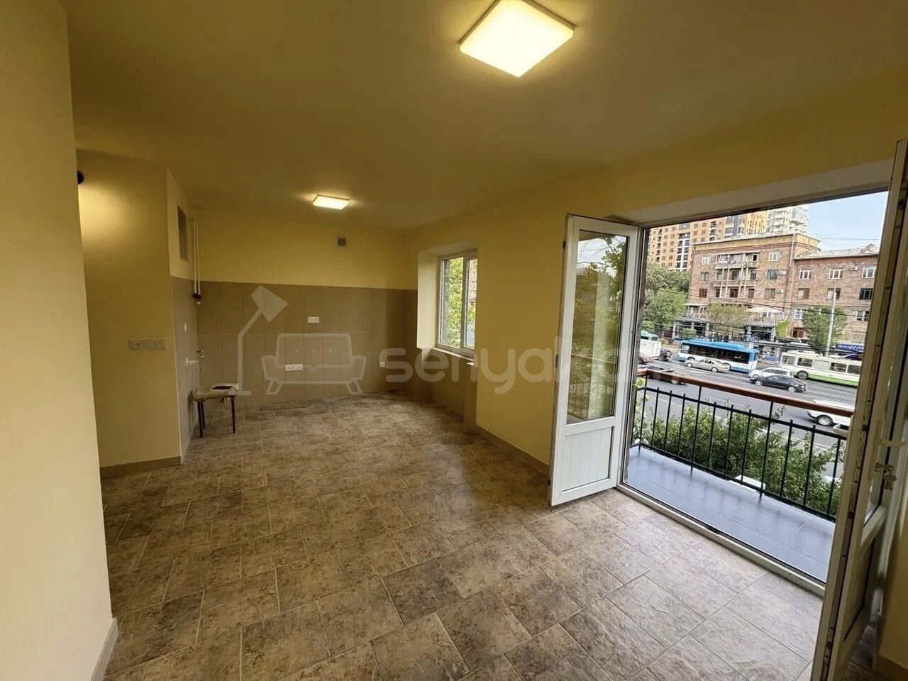 2 Սենյականոց Բնակարան Քարե Շենքում, 31քմ, 3/5 հարկ, Նորմալ Վիճակում