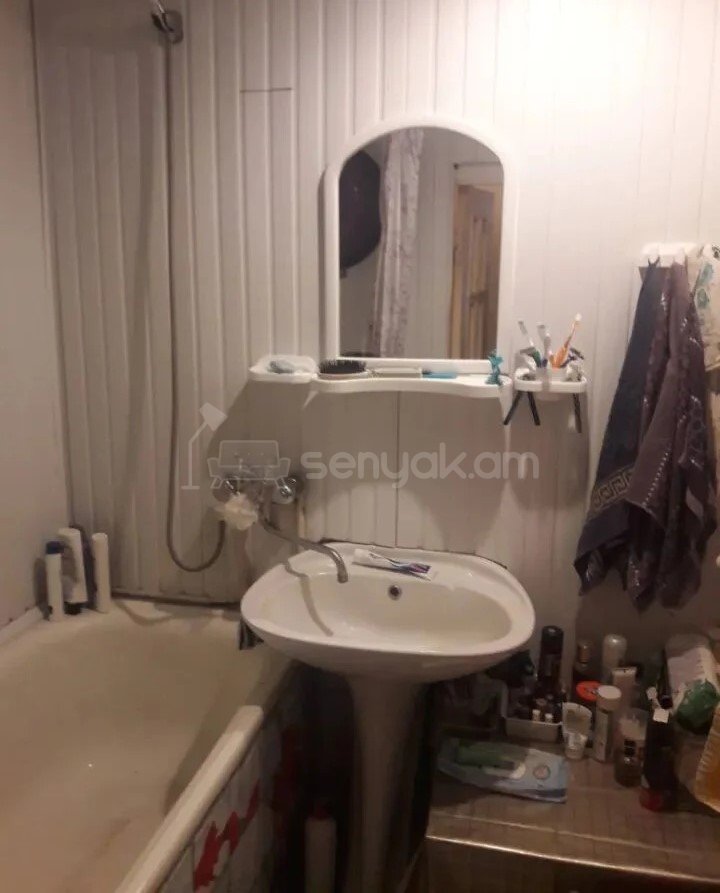 1 Սենյականոց Բնակարան Քարե Շենքում, 48քմ, 2/5 հարկ, Պետական Վիճակում