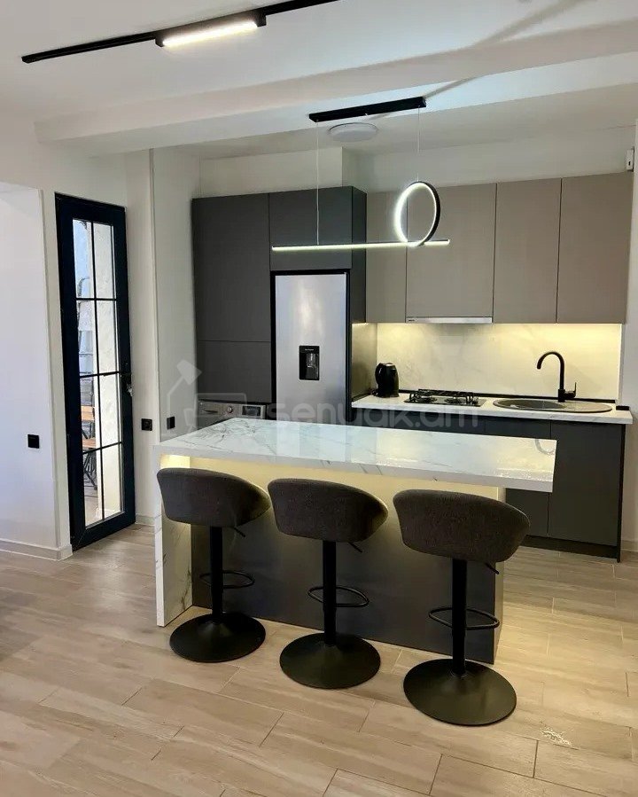 2 Սենյականոց Բնակարան Քարե Շենքում, 50քմ, 1/5 հարկ, Դիզայներական Վերանորոգված