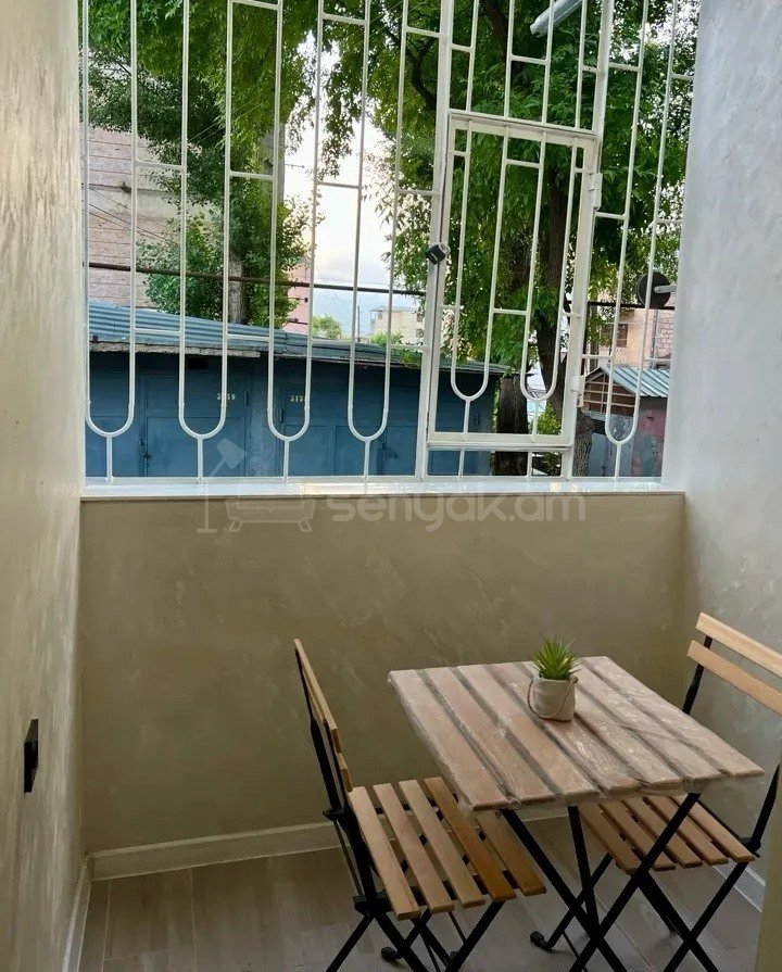 2 Սենյականոց Բնակարան Քարե Շենքում, 50քմ, 1/5 հարկ, Դիզայներական Վերանորոգված