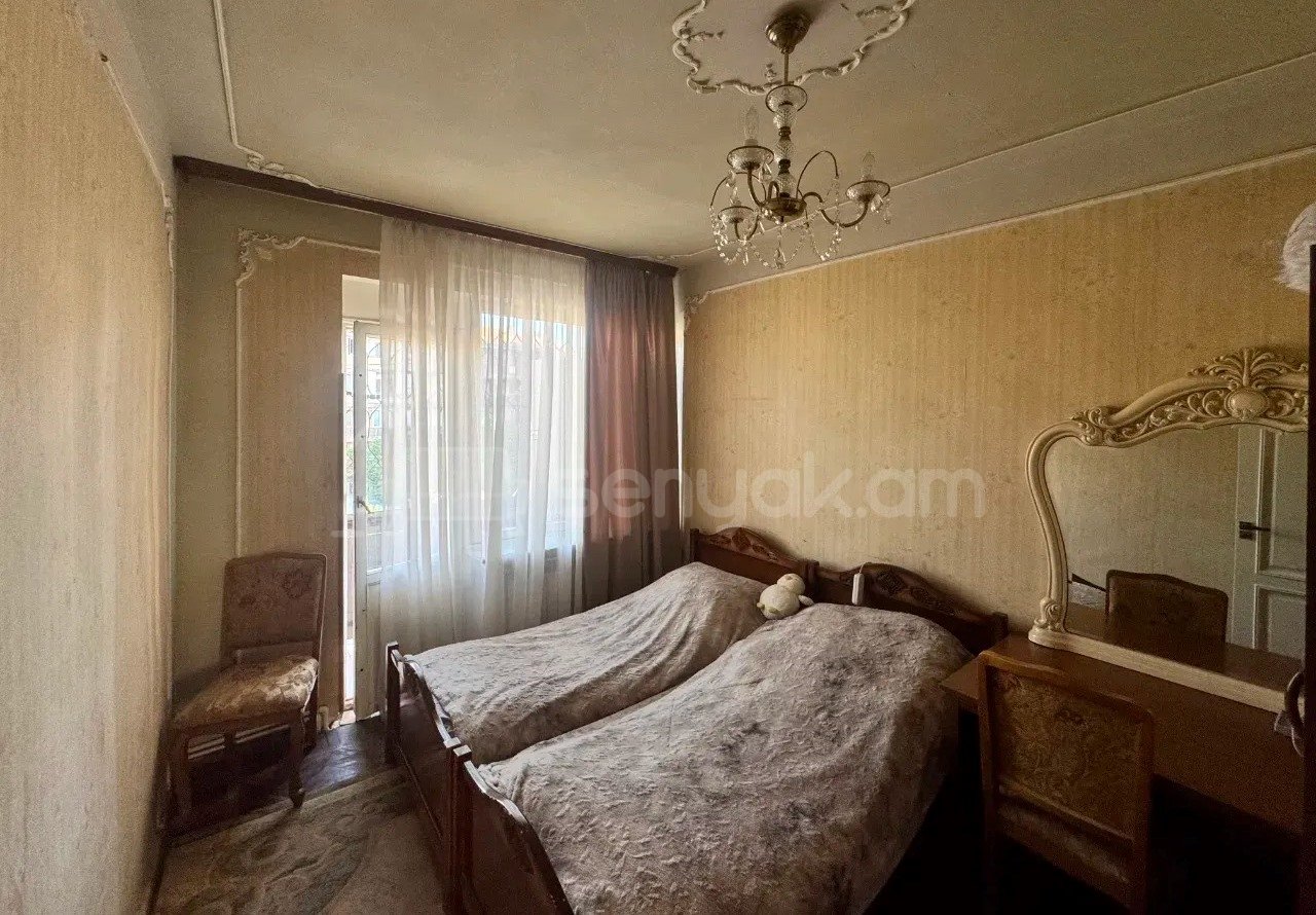 4 Սենյականոց Բնակարան Քարե Շենքում, 100քմ, 3/5 հարկ, Կապիտալ Վերանորոգված