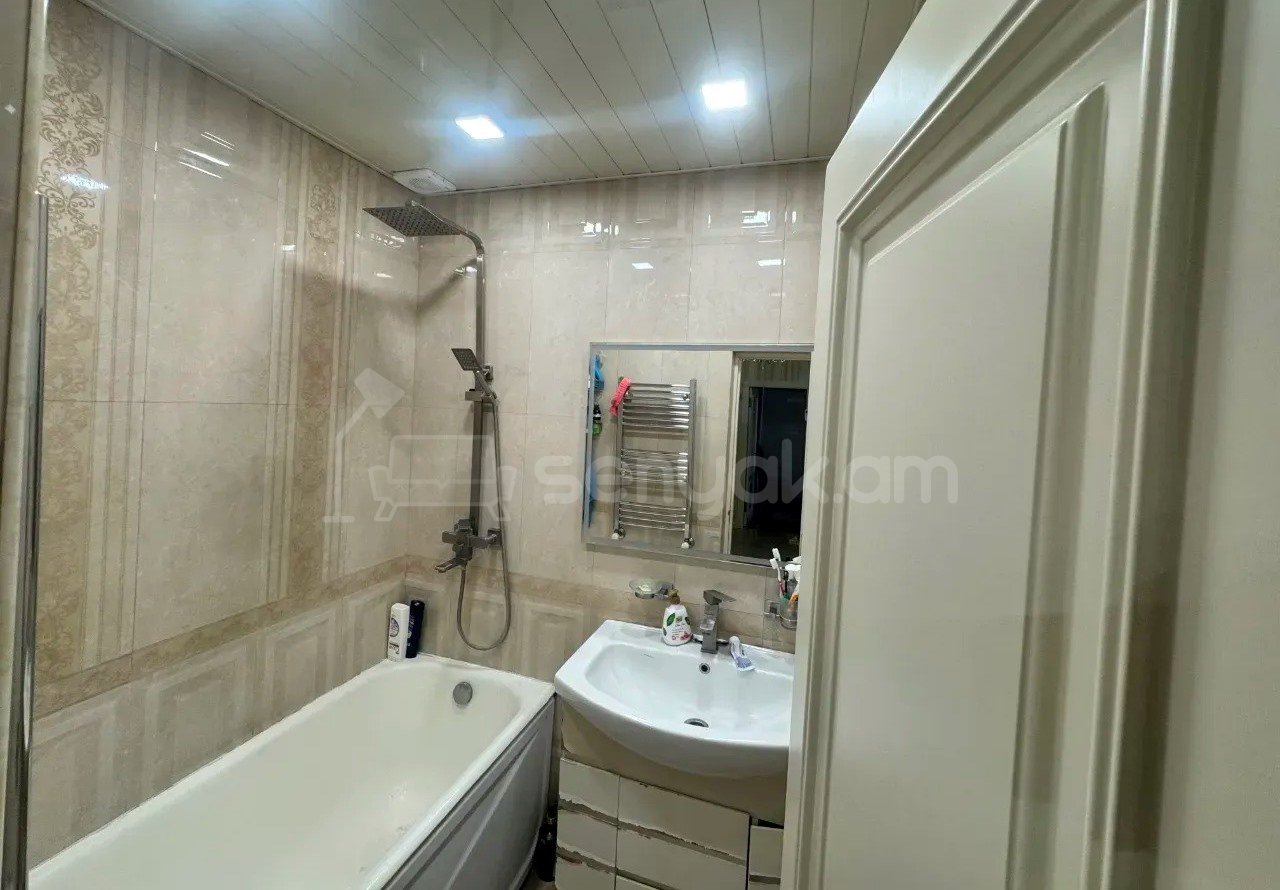 4 Սենյականոց Բնակարան Քարե Շենքում, 100քմ, 3/5 հարկ, Կապիտալ Վերանորոգված