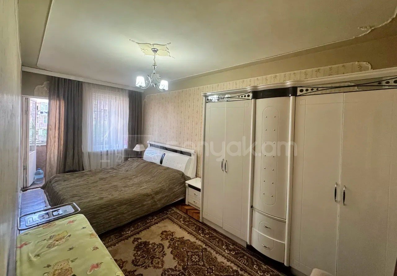 4 Սենյականոց Բնակարան Քարե Շենքում, 100քմ, 3/5 հարկ, Կապիտալ Վերանորոգված