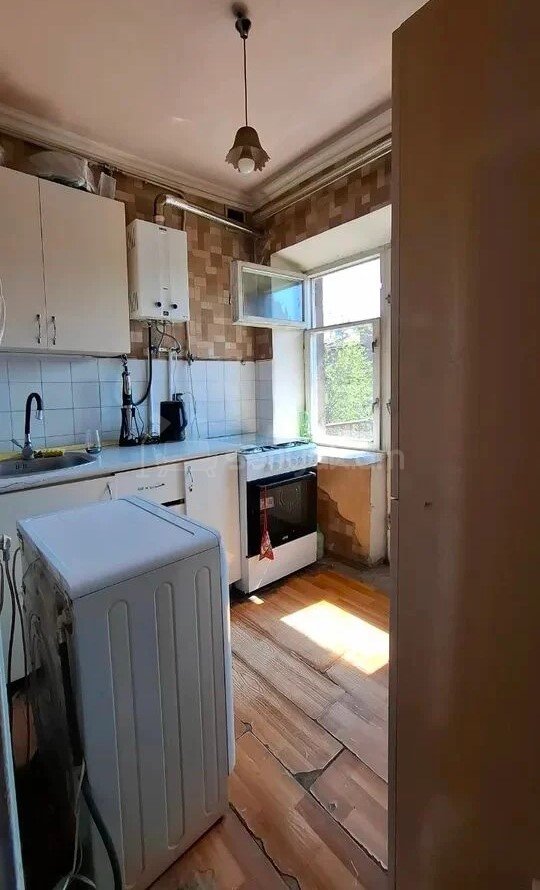 1 Սենյականոց Բնակարան Քարե Շենքում, 31քմ, 4/5 հարկ, Նորմալ Վիճակում