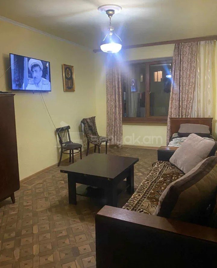 2 Սենյականոց Բնակարան Քարե Շենքում, 54քմ, 2/5 հարկ, Նորմալ Վիճակում, Մասամբ Կահավորված