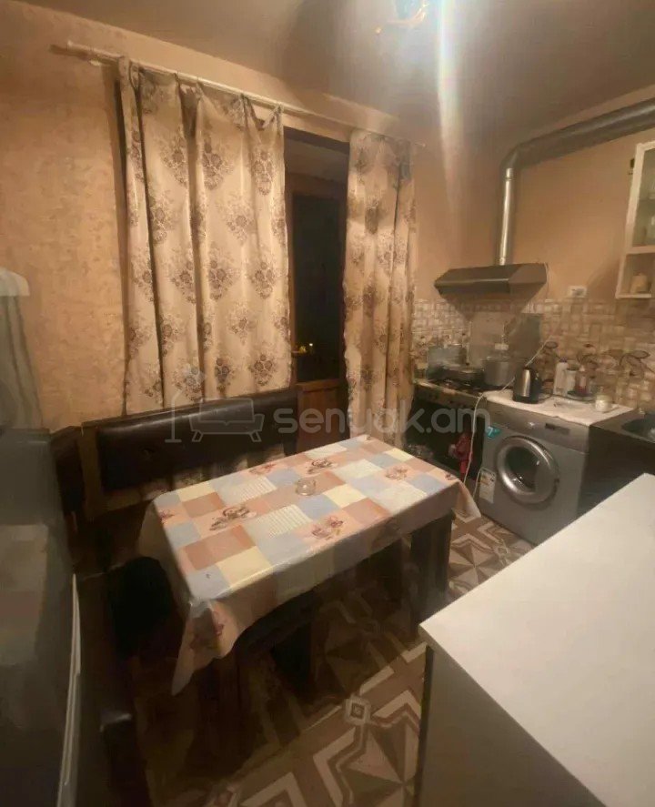 2 Սենյականոց Բնակարան Քարե Շենքում, 54քմ, 2/5 հարկ, Նորմալ Վիճակում, Մասամբ Կահավորված