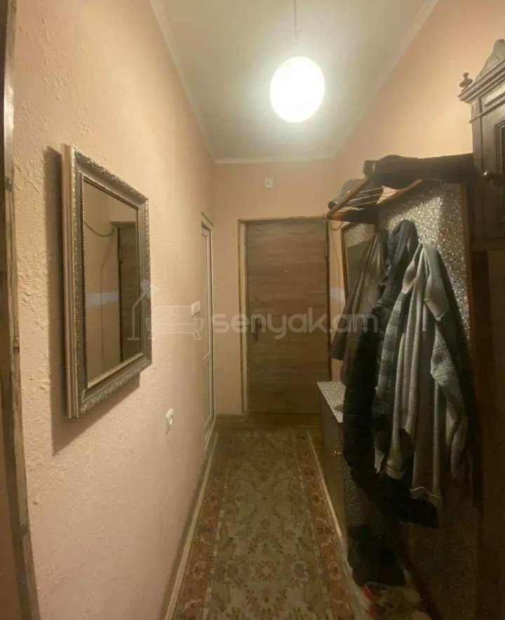 2 Սենյականոց Բնակարան Քարե Շենքում, 54քմ, 2/5 հարկ, Նորմալ Վիճակում, Մասամբ Կահավորված