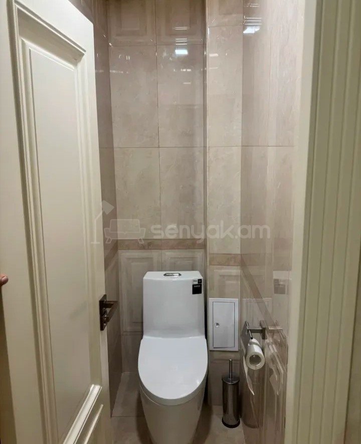 4 Սենյականոց Բնակարան Քարե Շենքում, 100քմ, 3/5 հարկ, Նորմալ Վիճակում