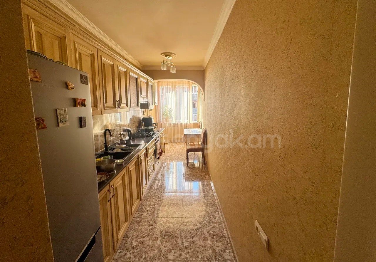 4 Սենյականոց Բնակարան Քարե Շենքում, 100քմ, 3/5 հարկ, Նորմալ Վիճակում