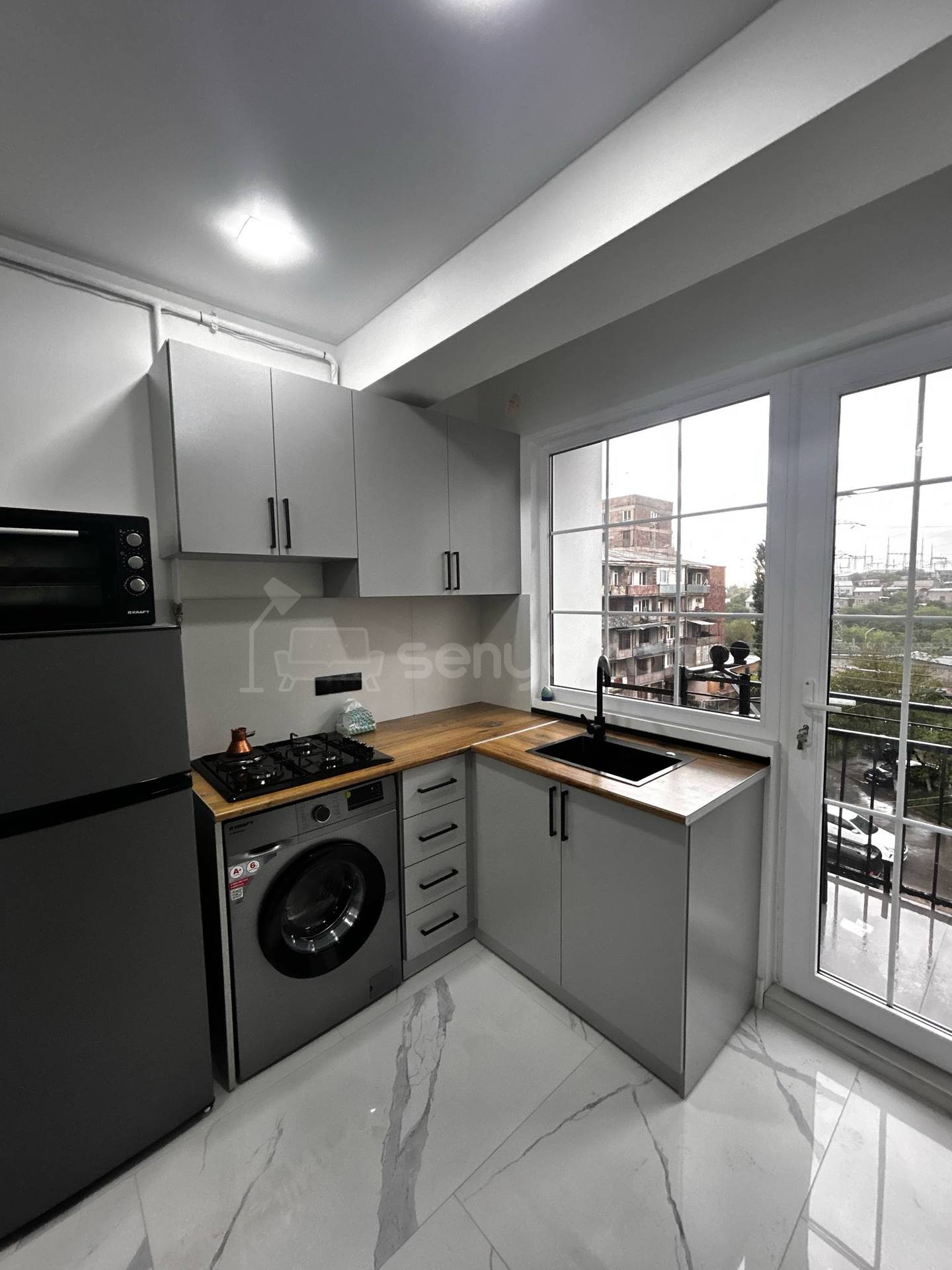 2 Սենյականոց Բնակարան Քարե Շենքում, 40քմ, 4/5 հարկ, Դիզայներական Վերանորոգված, Կահավորված