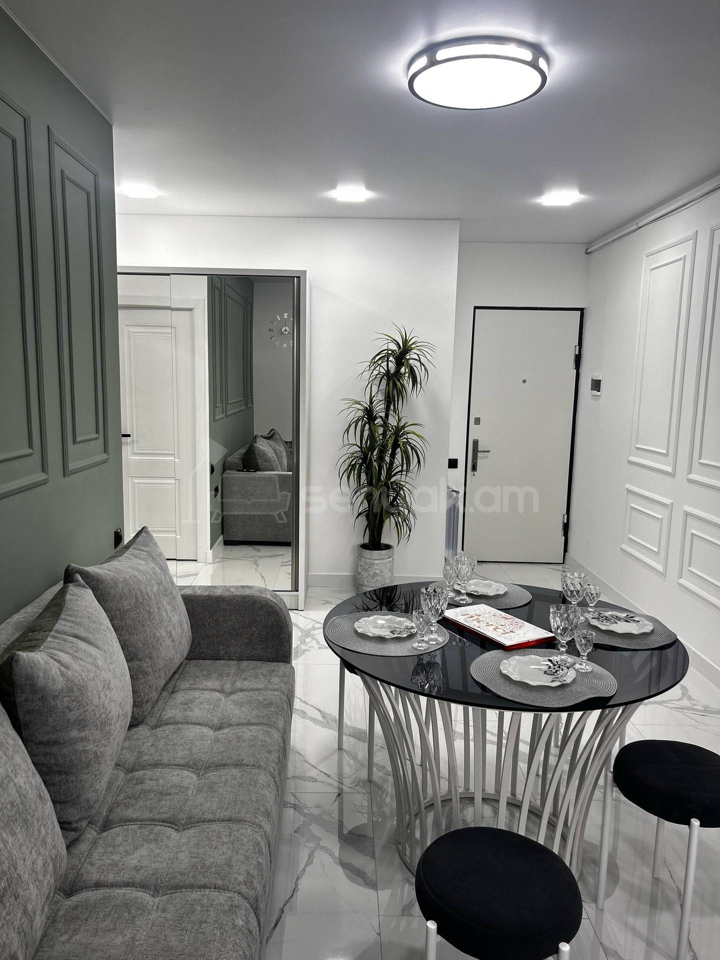 2 Սենյականոց Բնակարան Քարե Շենքում, 40քմ, 4/5 հարկ, Դիզայներական Վերանորոգված, Կահավորված