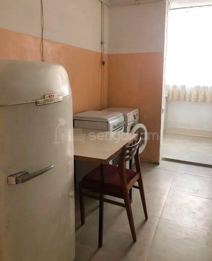 1 Սենյականոց Բնակարան Քարե Շենքում, 46քմ, 2/5 հարկ, Նորմալ Վիճակում, Մասամբ Կահավորված