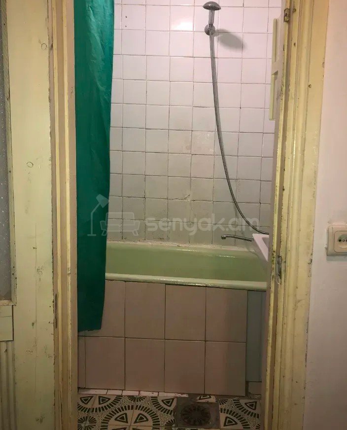 1 Սենյականոց Բնակարան Քարե Շենքում, 46քմ, 2/5 հարկ, Նորմալ Վիճակում, Մասամբ Կահավորված