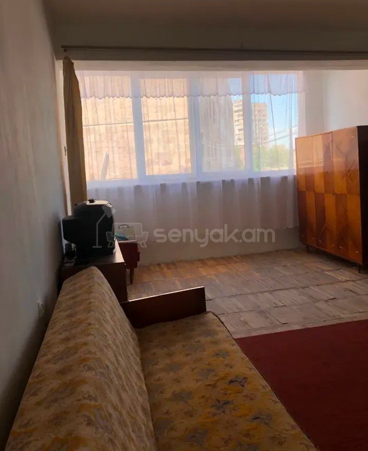 1 Սենյականոց Բնակարան Քարե Շենքում, 46քմ, 2/5 հարկ, Նորմալ Վիճակում, Մասամբ Կահավորված