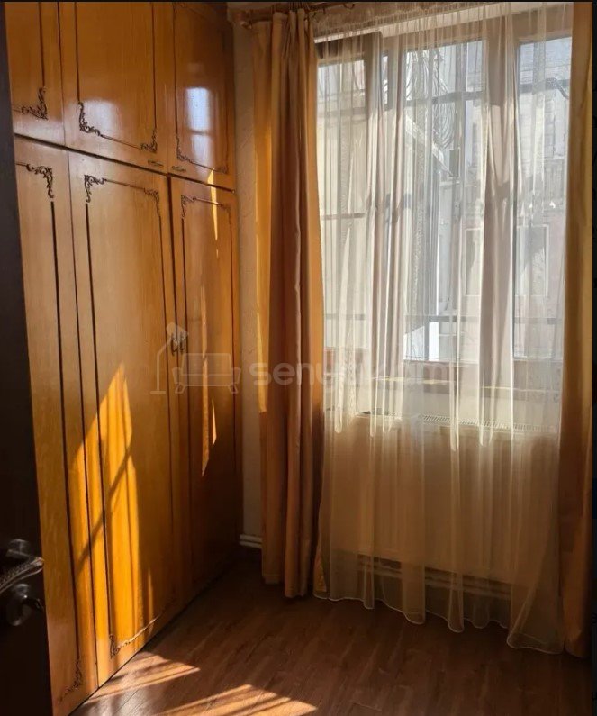 3 Սենյականոց Բնակարան Քարե Շենքում, 60քմ, 3/5 հարկ, Կապիտալ Վերանորոգված, Կահավորված