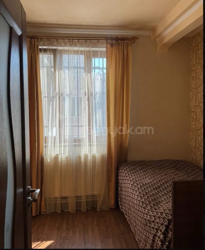 3 Սենյականոց Բնակարան Քարե Շենքում, 60քմ, 3/5 հարկ, Կապիտալ Վերանորոգված, Կահավորված