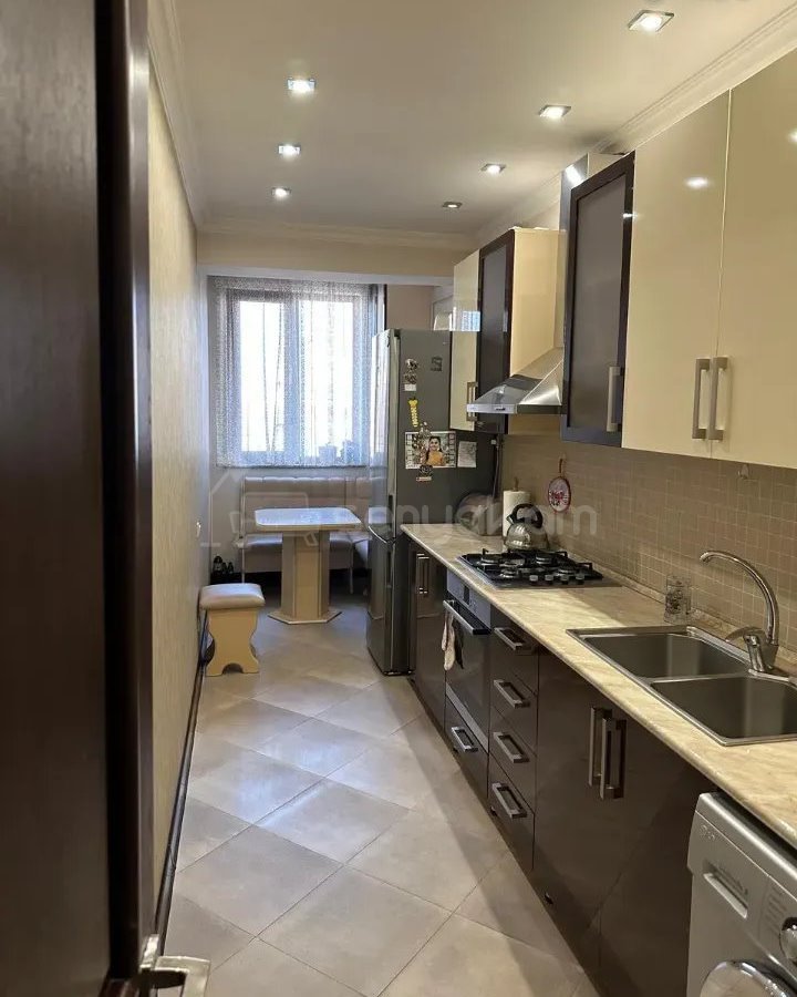 4 Սենյականոց Բնակարան Քարե Շենքում, 93քմ, 3/5 հարկ, Կապիտալ Վերանորոգված