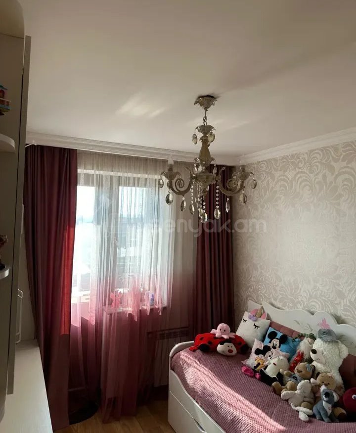 4 Սենյականոց Բնակարան Քարե Շենքում, 93քմ, 3/5 հարկ, Կապիտալ Վերանորոգված