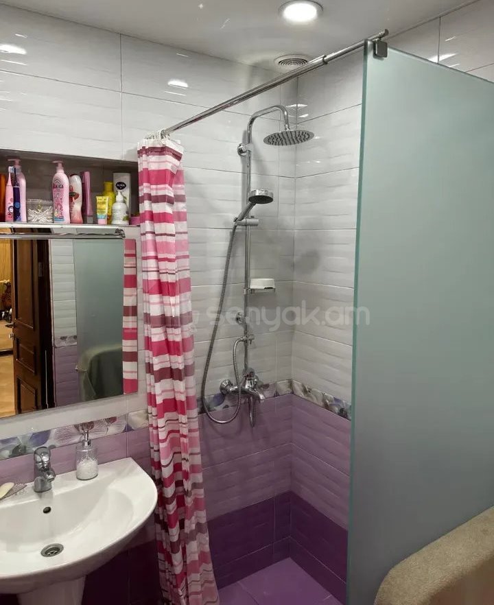 4 Սենյականոց Բնակարան Քարե Շենքում, 93քմ, 3/5 հարկ, Կապիտալ Վերանորոգված