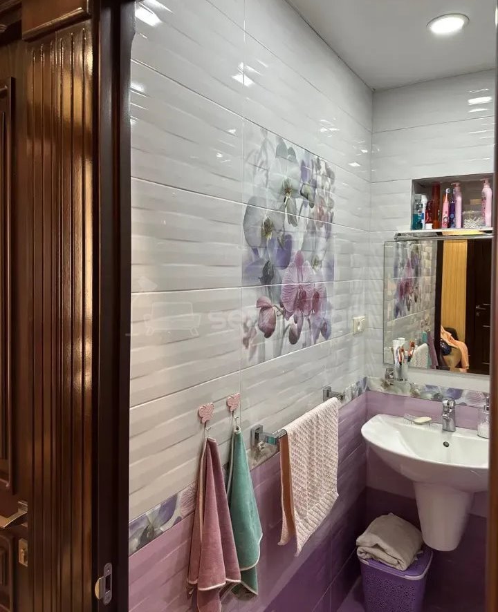 4 Սենյականոց Բնակարան Քարե Շենքում, 93քմ, 3/5 հարկ, Կապիտալ Վերանորոգված