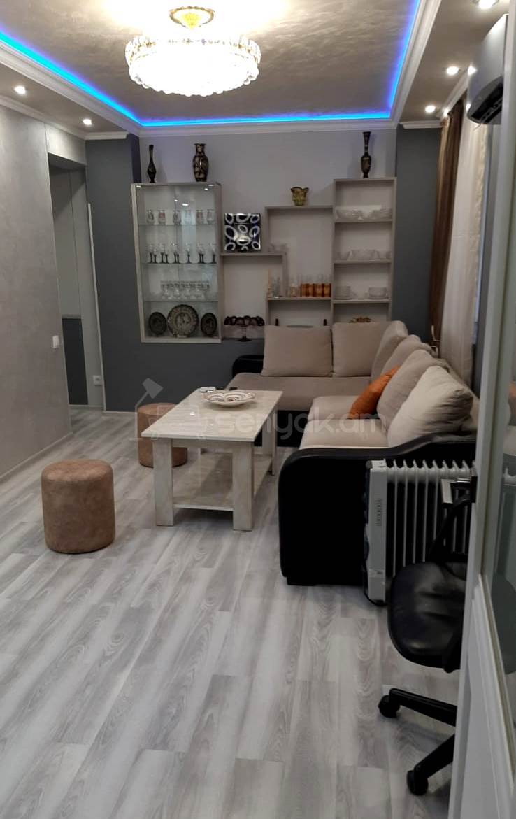 2 Սենյականոց Բնակարան Քարե Շենքում, 40քմ, 5/5 հարկ, Կապիտալ Վերանորոգված