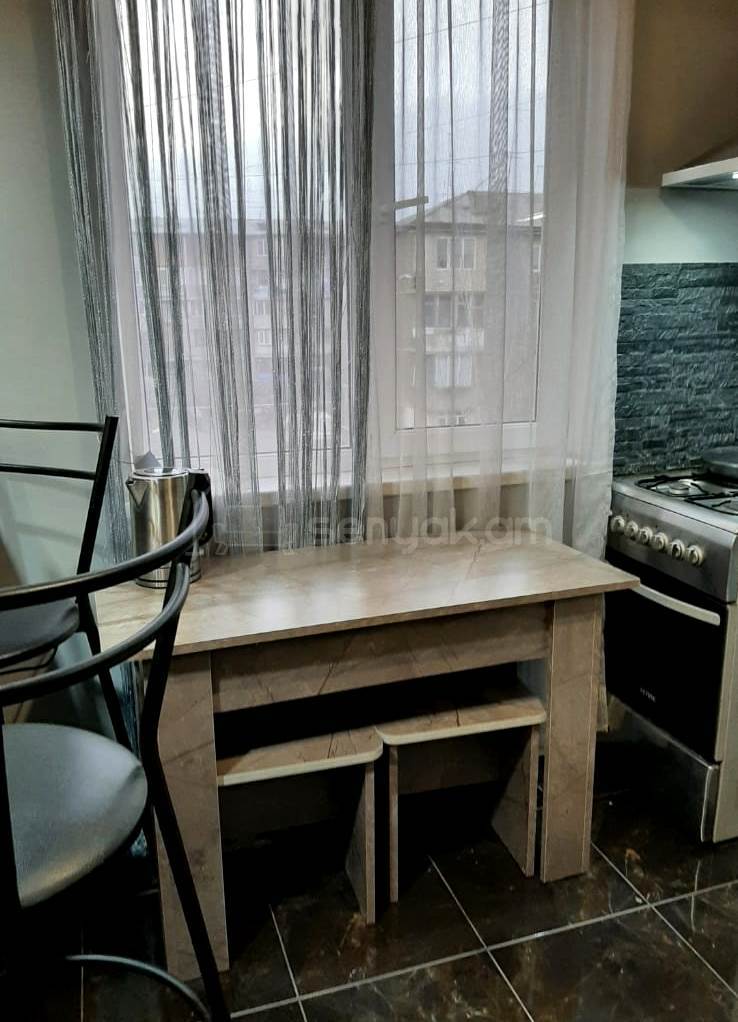 2 Սենյականոց Բնակարան Քարե Շենքում, 40քմ, 5/5 հարկ, Կապիտալ Վերանորոգված