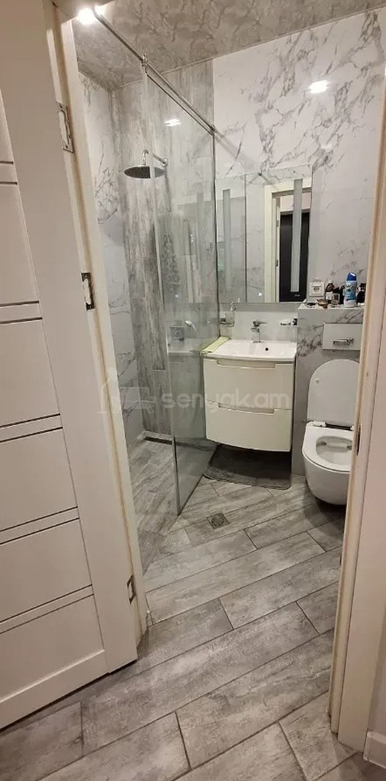 3 Սենյականոց Բնակարան Քարե Շենքում, 64քմ, 5/5 հարկ, Կապիտալ Վերանորոգված