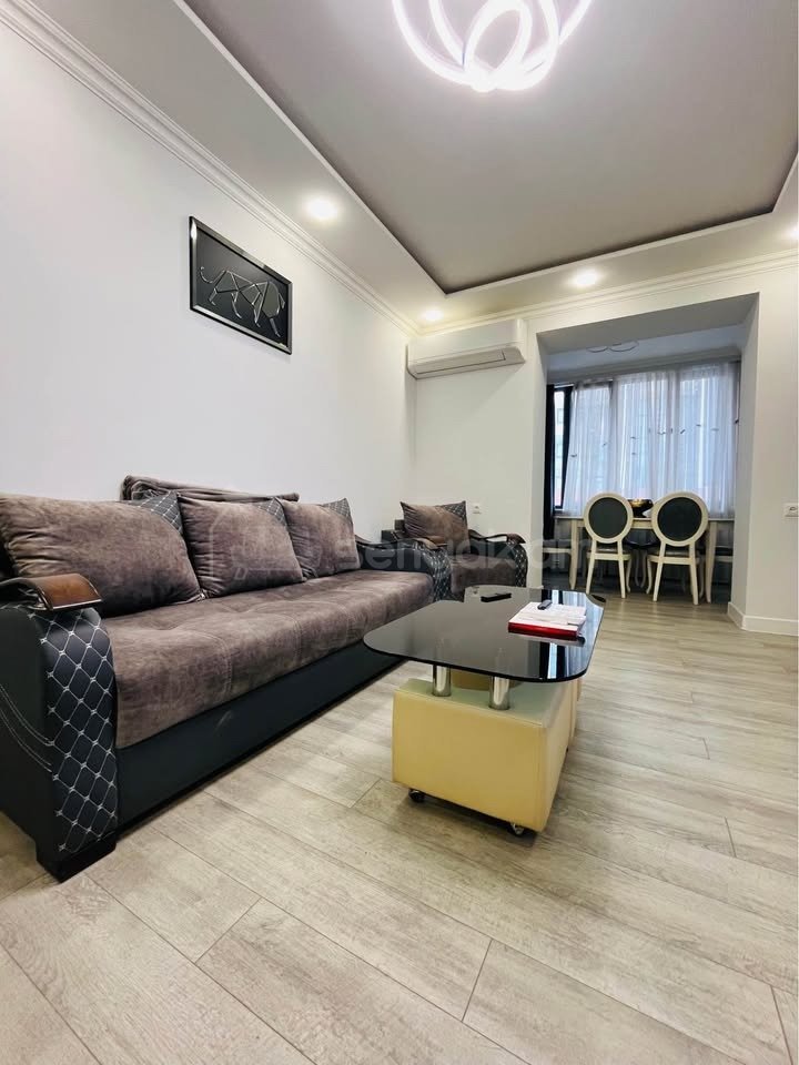 3 Սենյականոց Բնակարան Քարե Շենքում, 64քմ, 5/5 հարկ, Կապիտալ Վերանորոգված