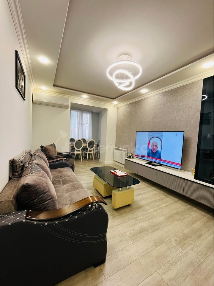 3 Սենյականոց Բնակարան Քարե Շենքում, 64քմ, 5/5 հարկ, Կապիտալ Վերանորոգված