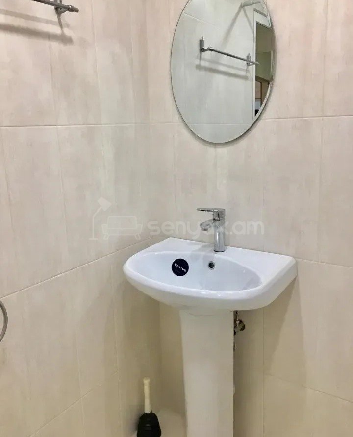 3 Սենյականոց Բնակարան Քարե Շենքում, 67քմ, 4/5 հարկ, Կապիտալ Վերանորոգված