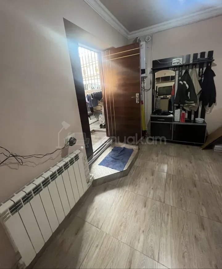 3 Սենյականոց Բնակարան Քարե Շենքում, 80քմ, 1/1 հարկ, Նորմալ Վիճակում, Կահավորված