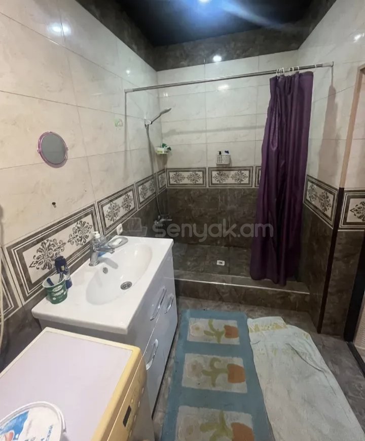 3 Սենյականոց Բնակարան Քարե Շենքում, 80քմ, 1/1 հարկ, Նորմալ Վիճակում, Կահավորված