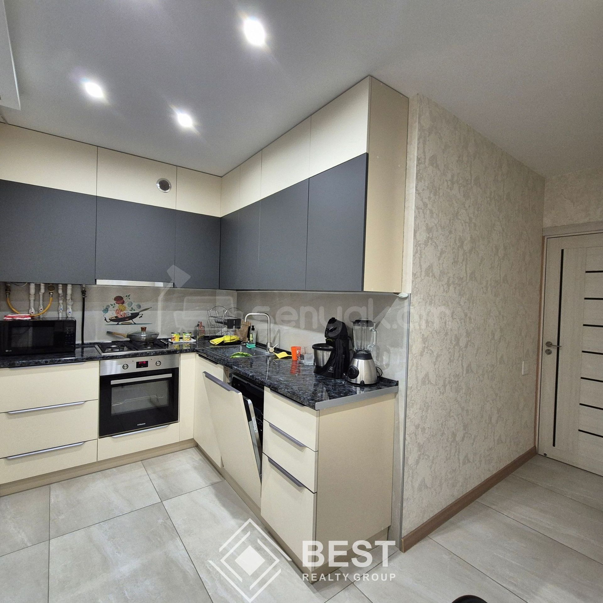 3 Սենյականոց Բնակարան Քարե Շենքում, 83քմ, 5/5 հարկ, Կապիտալ Վերանորոգված