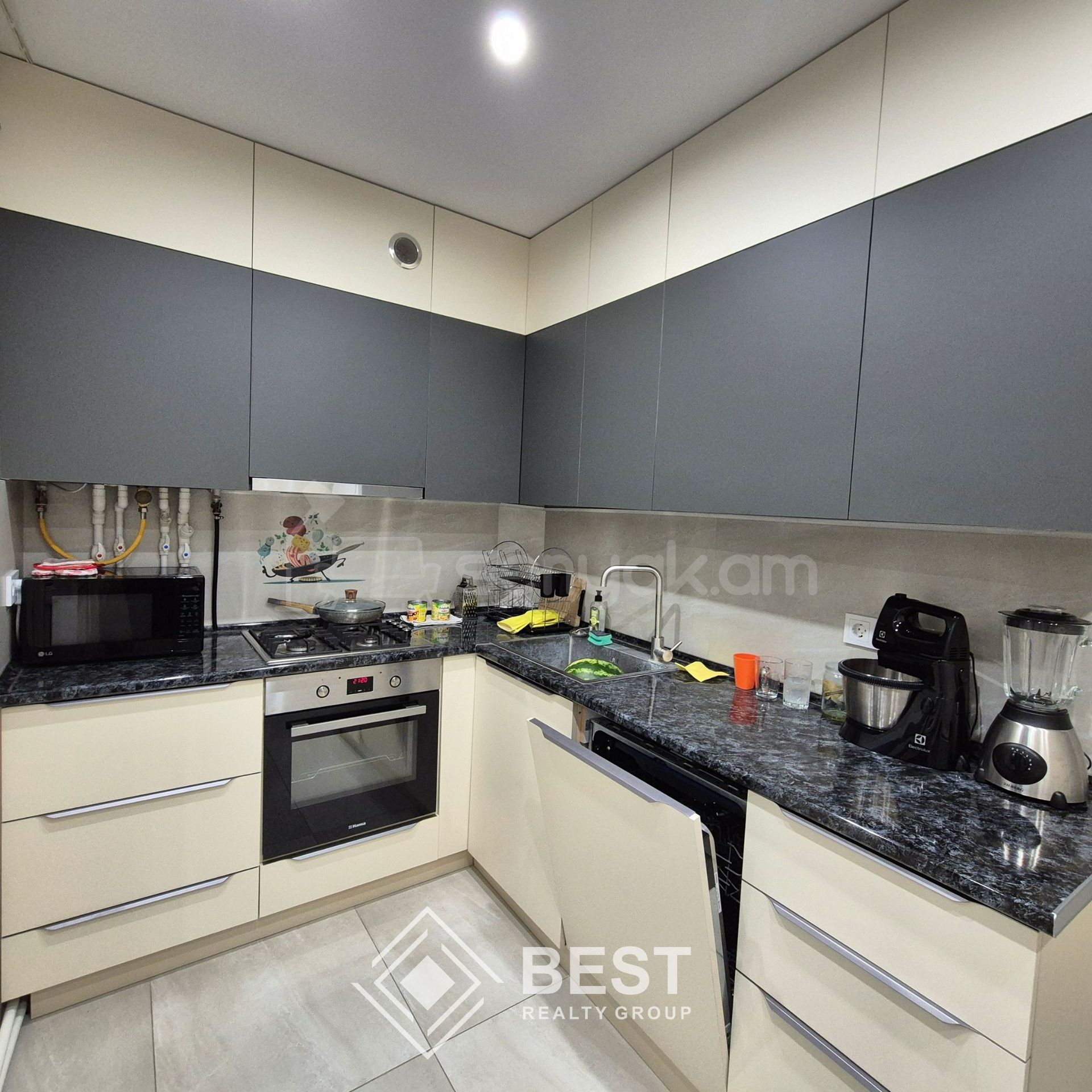 3 Սենյականոց Բնակարան Քարե Շենքում, 83քմ, 5/5 հարկ, Կապիտալ Վերանորոգված