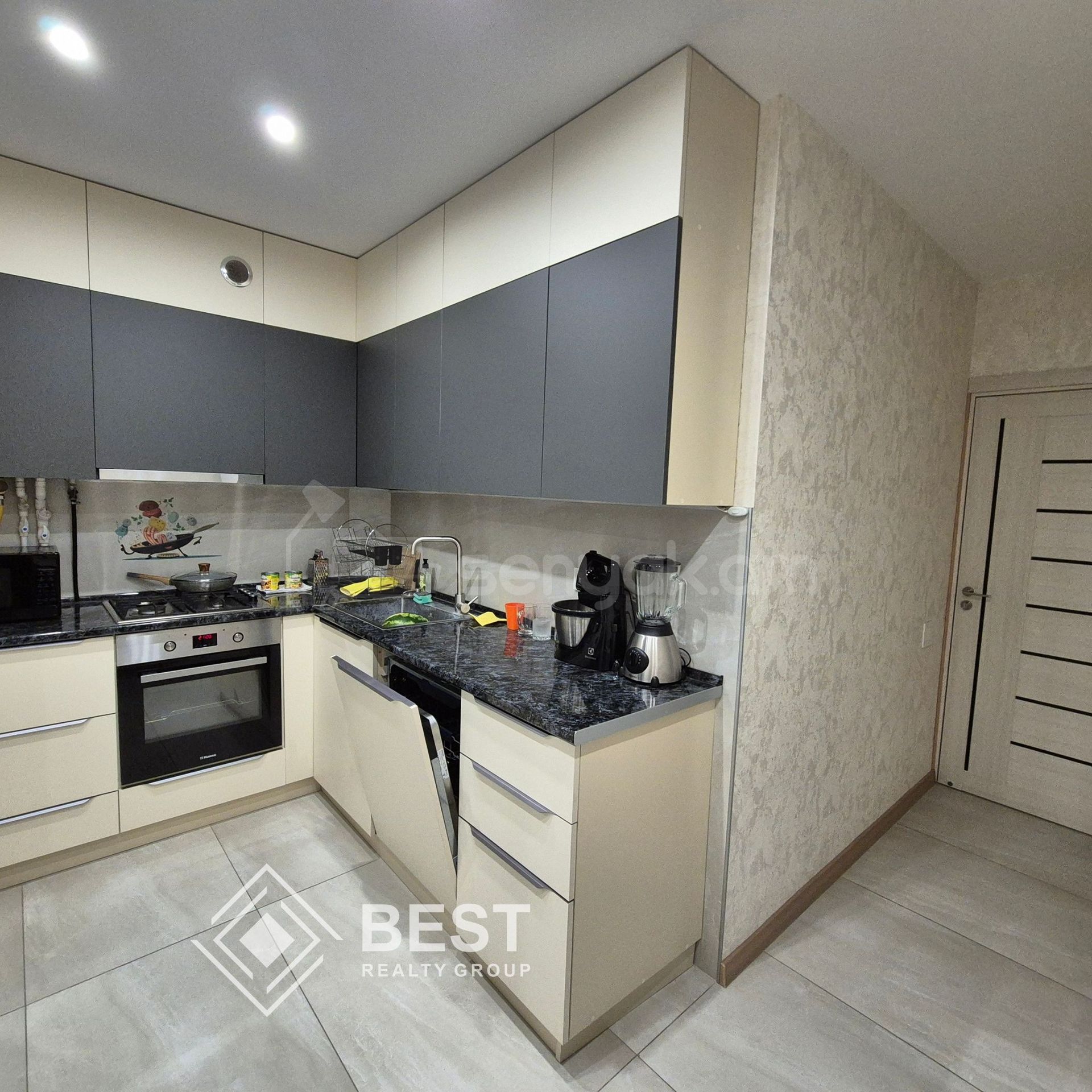 3 Սենյականոց Բնակարան Քարե Շենքում, 83քմ, 5/5 հարկ, Կապիտալ Վերանորոգված