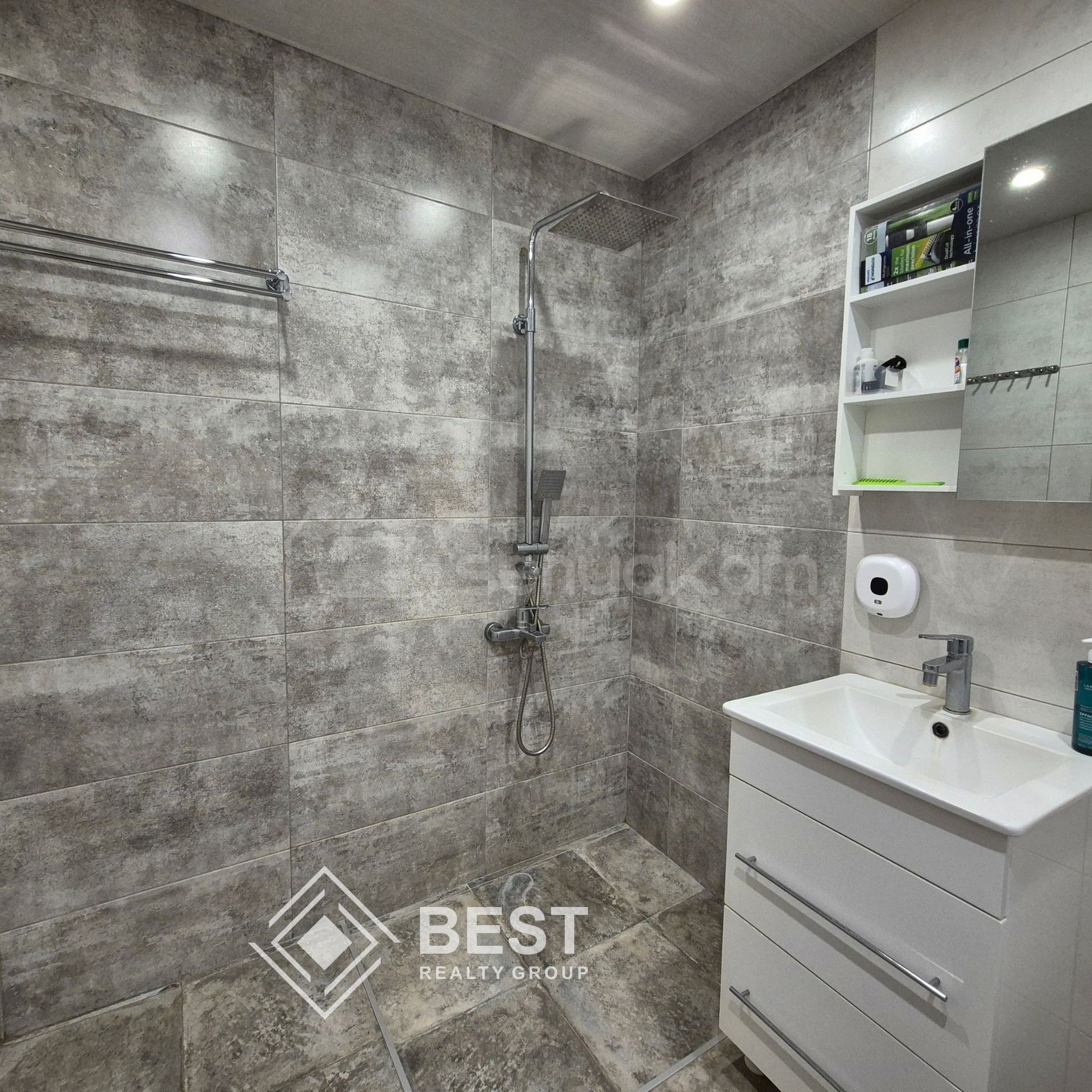 3 Սենյականոց Բնակարան Քարե Շենքում, 83քմ, 5/5 հարկ, Կապիտալ Վերանորոգված