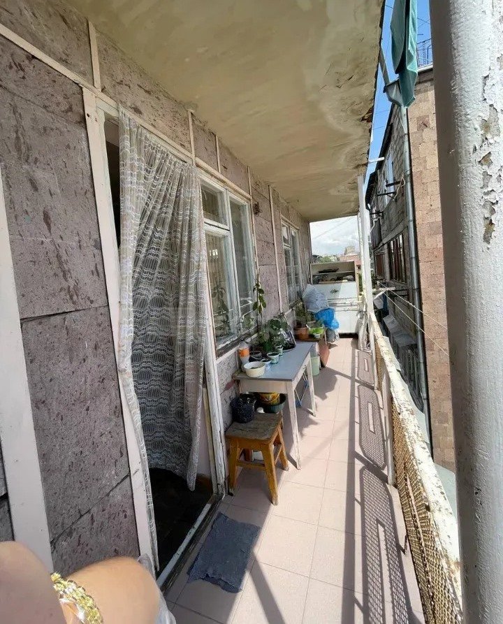 4 Սենյականոց Բնակարան Քարե Շենքում, 115քմ, 4/5 հարկ, Պետական Վիճակում